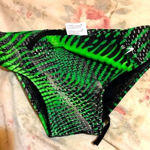 Green speedo size 26 doesn’t fit never worn just washed